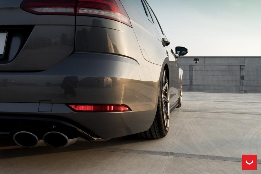 Детали экстерьера Volkswagen Golf R Estate on Vossen Wheels (VFS-10) 2017 года  (фото 17 из 30)